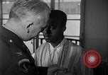 Immagine di I soldati feriti ricevono il premio Purple Heart Tokyo Giappone, 1953, secondo 47 filmato di repertorio 65675069617