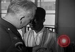 Immagine di I soldati feriti ricevono il premio Purple Heart Tokyo Giappone, 1953, secondo 48 filmato di repertorio 65675069617