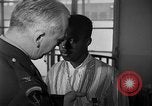 Immagine di I soldati feriti ricevono il premio Purple Heart Tokyo Giappone, 1953, secondo 49 filmato di repertorio 65675069617