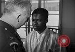 Immagine di I soldati feriti ricevono il premio Purple Heart Tokyo Giappone, 1953, secondo 50 filmato di repertorio 65675069617