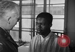 Immagine di I soldati feriti ricevono il premio Purple Heart Tokyo Giappone, 1953, secondo 51 filmato di repertorio 65675069617