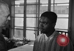 Immagine di I soldati feriti ricevono il premio Purple Heart Tokyo Giappone, 1953, secondo 52 filmato di repertorio 65675069617