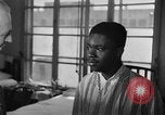 Immagine di I soldati feriti ricevono il premio Purple Heart Tokyo Giappone, 1953, secondo 53 filmato di repertorio 65675069617