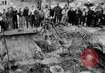 Image Hommes creusant pour pirate gold Florida United States USA, 1948, de la seconde 41 séquences d'archives historiques vidéo 65675069639