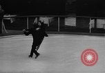 Immagine di Olympic Pattinaggio di Figura Team New York City USA, 1947, secondo 8 filmato di repertorio 65675069644