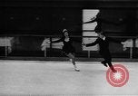Immagine di Olympic Pattinaggio di Figura Team New York City USA, 1947, secondo 12 filmato di repertorio 65675069644