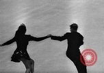 Immagine di Olympic Pattinaggio di Figura Team New York City USA, 1947, secondo 20 filmato di repertorio 65675069644