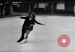 Immagine di Olympic Pattinaggio di Figura Team New York City USA, 1947, secondo 30 filmato di repertorio 65675069644