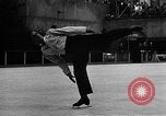 Immagine di Olympic Pattinaggio di Figura Team New York City USA, 1947, secondo 48 filmato di repertorio 65675069644