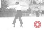 Immagine di Olympic Pattinaggio di Figura Team New York City USA, 1947, secondo 55 filmato di repertorio 65675069644