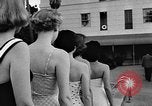 Standbild Mädchen Modell Los Angeles California USA, 1956, aus Sekunde 32 historischem Filmmaterial Videoclip 65675069738