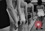 Standbild Mädchen Modell Los Angeles California USA, 1956, aus Sekunde 33 historischem Filmmaterial Videoclip 65675069738