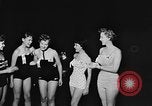 Standbild Mädchen Modell Los Angeles California USA, 1956, aus Sekunde 39 historischem Filmmaterial Videoclip 65675069738