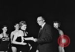 Standbild Mädchen Modell Los Angeles California USA, 1956, aus Sekunde 43 historischem Filmmaterial Videoclip 65675069738