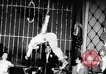Immagine di Tonisko esegue acrobazie Spagna, 1956, secondo 5 filmato di repertorio 65675069748