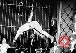 Immagine di Tonisko esegue acrobazie Spagna, 1956, secondo 6 filmato di repertorio 65675069748