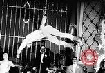 Immagine di Tonisko esegue acrobazie Spagna, 1956, secondo 7 filmato di repertorio 65675069748