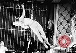 Immagine di Tonisko esegue acrobazie Spagna, 1956, secondo 10 filmato di repertorio 65675069748