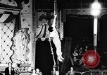 Immagine di Tonisko esegue acrobazie Spagna, 1956, secondo 13 filmato di repertorio 65675069748