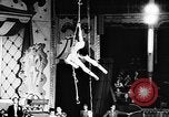 Immagine di Tonisko esegue acrobazie Spagna, 1956, secondo 15 filmato di repertorio 65675069748