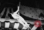 Immagine di Tonisko esegue acrobazie Spagna, 1956, secondo 16 filmato di repertorio 65675069748