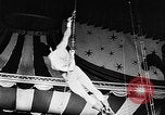 Immagine di Tonisko esegue acrobazie Spagna, 1956, secondo 17 filmato di repertorio 65675069748