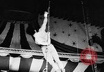 Immagine di Tonisko esegue acrobazie Spagna, 1956, secondo 18 filmato di repertorio 65675069748