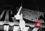 Immagine di Tonisko esegue acrobazie Spagna, 1956, secondo 19 filmato di repertorio 65675069748