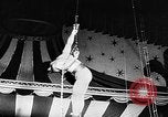 Immagine di Tonisko esegue acrobazie Spagna, 1956, secondo 20 filmato di repertorio 65675069748