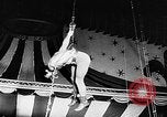 Immagine di Tonisko esegue acrobazie Spagna, 1956, secondo 21 filmato di repertorio 65675069748