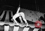 Immagine di Tonisko esegue acrobazie Spagna, 1956, secondo 22 filmato di repertorio 65675069748