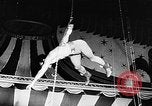 Immagine di Tonisko esegue acrobazie Spagna, 1956, secondo 23 filmato di repertorio 65675069748
