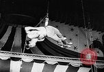 Immagine di Tonisko esegue acrobazie Spagna, 1956, secondo 26 filmato di repertorio 65675069748