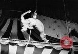 Immagine di Tonisko esegue acrobazie Spagna, 1956, secondo 27 filmato di repertorio 65675069748