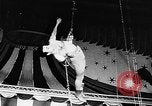 Immagine di Tonisko esegue acrobazie Spagna, 1956, secondo 28 filmato di repertorio 65675069748