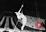 Immagine di Tonisko esegue acrobazie Spagna, 1956, secondo 29 filmato di repertorio 65675069748
