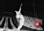 Immagine di Tonisko esegue acrobazie Spagna, 1956, secondo 30 filmato di repertorio 65675069748