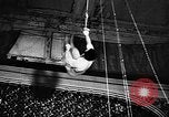 Immagine di Tonisko esegue acrobazie Spagna, 1956, secondo 31 filmato di repertorio 65675069748