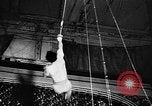 Immagine di Tonisko esegue acrobazie Spagna, 1956, secondo 32 filmato di repertorio 65675069748