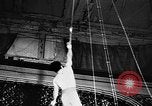Immagine di Tonisko esegue acrobazie Spagna, 1956, secondo 33 filmato di repertorio 65675069748