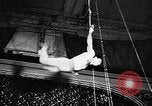Immagine di Tonisko esegue acrobazie Spagna, 1956, secondo 35 filmato di repertorio 65675069748