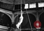 Immagine di Tonisko esegue acrobazie Spagna, 1956, secondo 36 filmato di repertorio 65675069748
