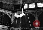 Immagine di Tonisko esegue acrobazie Spagna, 1956, secondo 37 filmato di repertorio 65675069748
