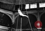 Immagine di Tonisko esegue acrobazie Spagna, 1956, secondo 38 filmato di repertorio 65675069748
