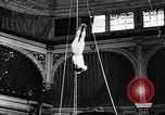 Immagine di Tonisko esegue acrobazie Spagna, 1956, secondo 39 filmato di repertorio 65675069748