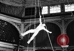 Immagine di Tonisko esegue acrobazie Spagna, 1956, secondo 40 filmato di repertorio 65675069748