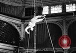 Immagine di Tonisko esegue acrobazie Spagna, 1956, secondo 41 filmato di repertorio 65675069748