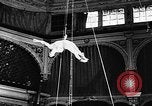 Immagine di Tonisko esegue acrobazie Spagna, 1956, secondo 42 filmato di repertorio 65675069748