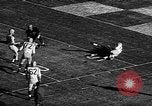 Immagine di American Football match Oregon United States USA, 1956, secondo 22 filmato di repertorio 65675069750
