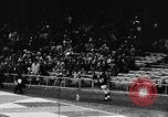 Standbild American Football Match New York United States USA, 1957, aus Sekunde 38 historischem Filmmaterial Videoclip 65675069761